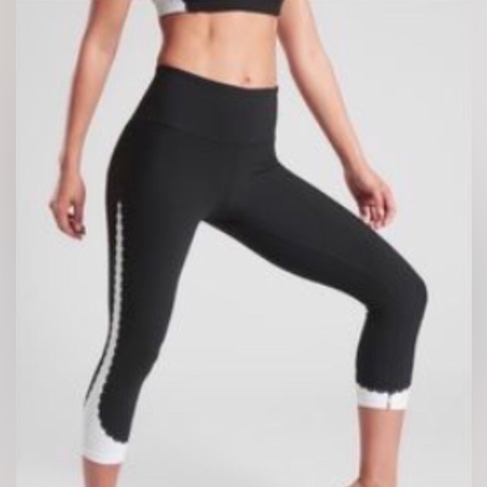 Athleta Elation Scallop Capri Leggings XS White Black Sporty Workout Gym Yoga
